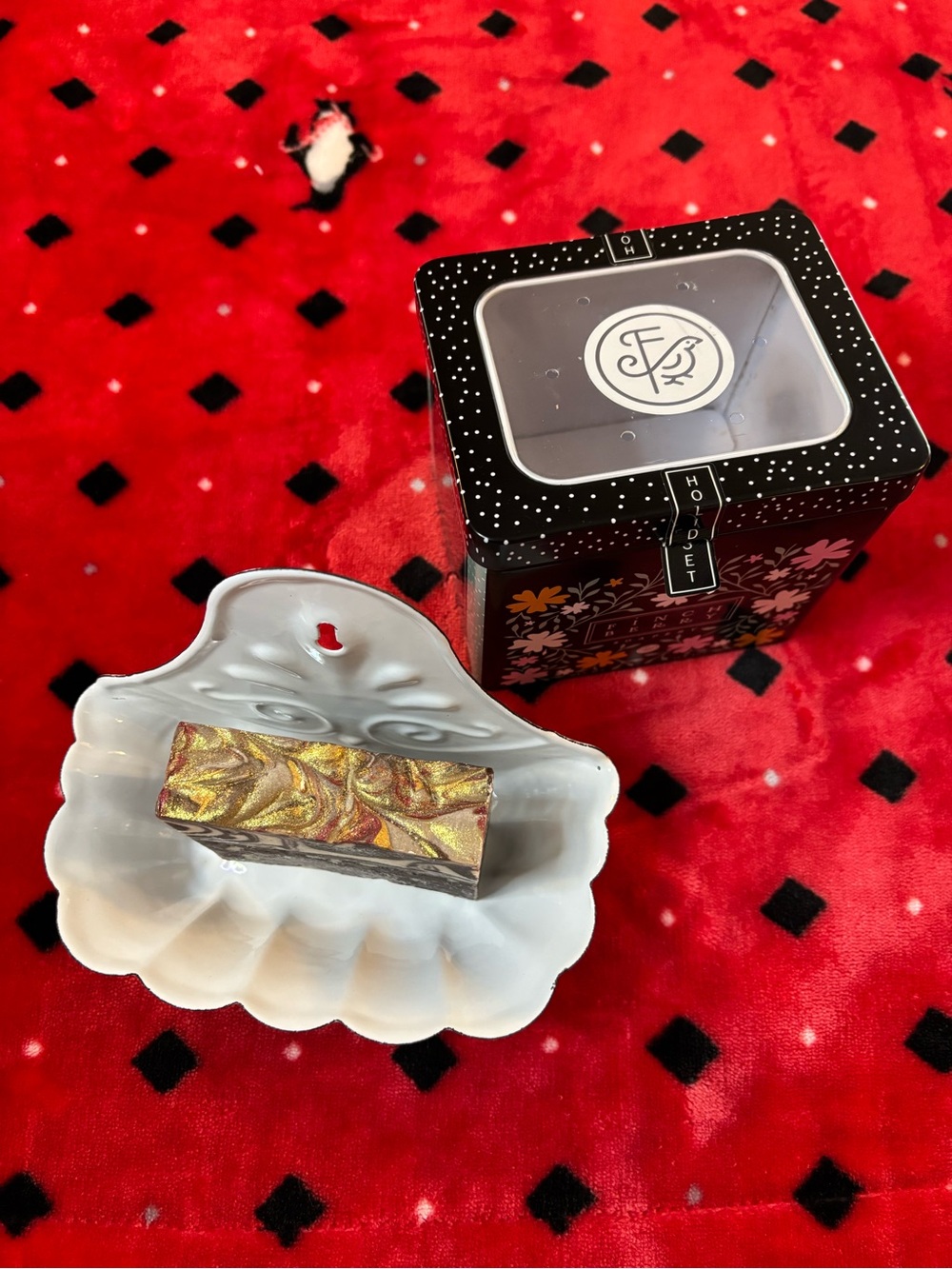 Vintage inspired white enamel soap dish with 1 bar Finchberry soap.